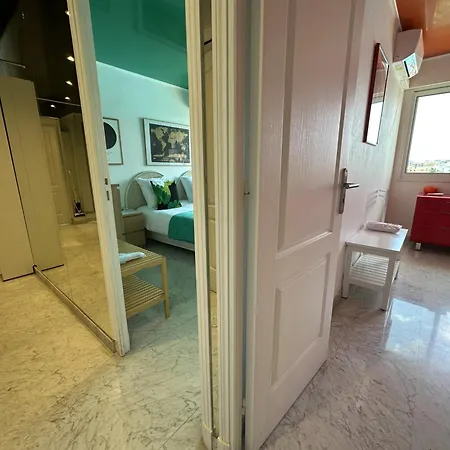 Penthouse - Panoramic Sea-view Rooftop, Port Vauban Апартаменти